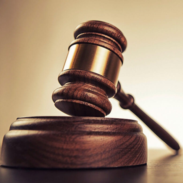 Balança da justiça sobre mesa de escritório